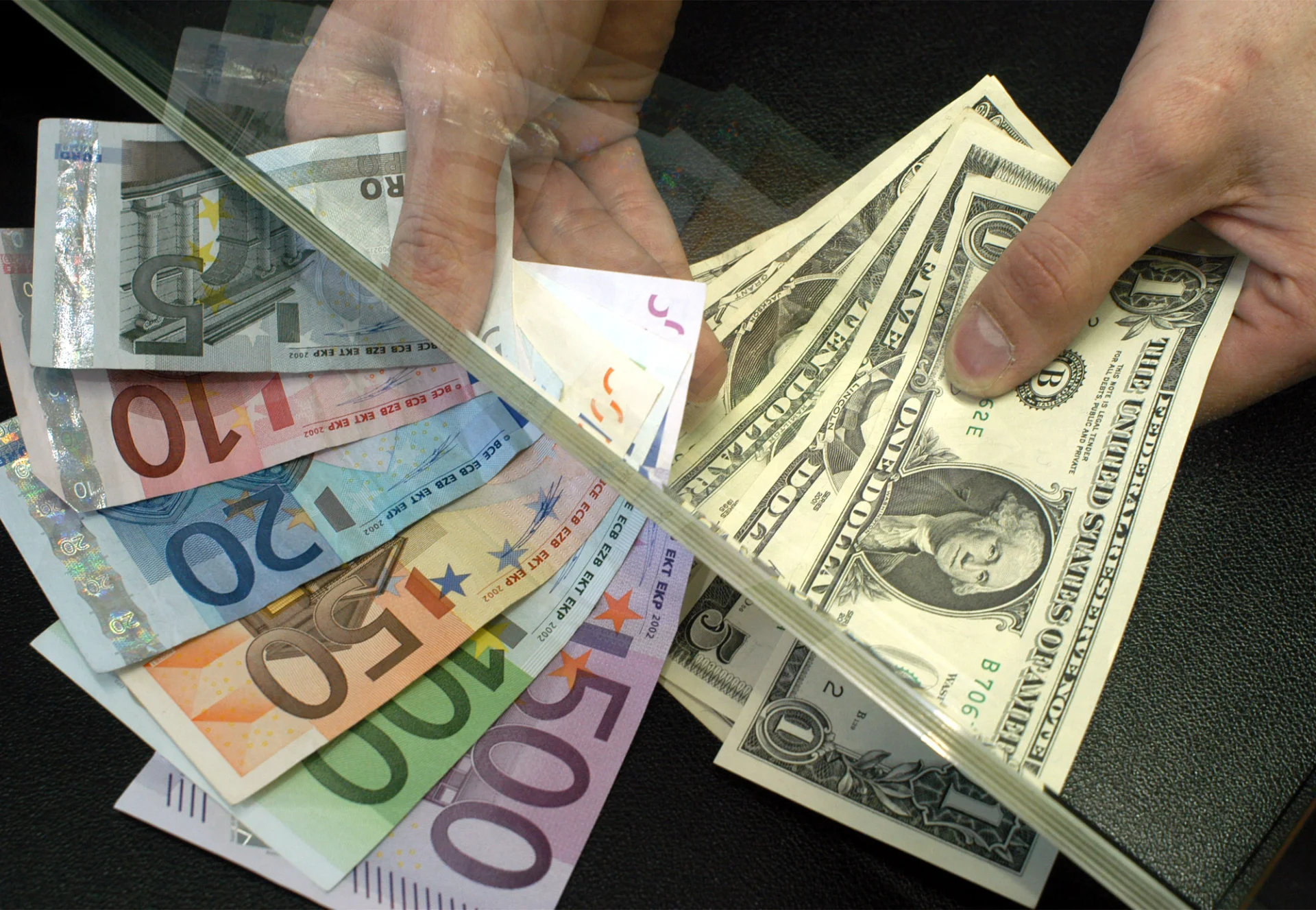 ดอลลาร์อ่อนดันบาทแข็งแตะ 33.00-33.25