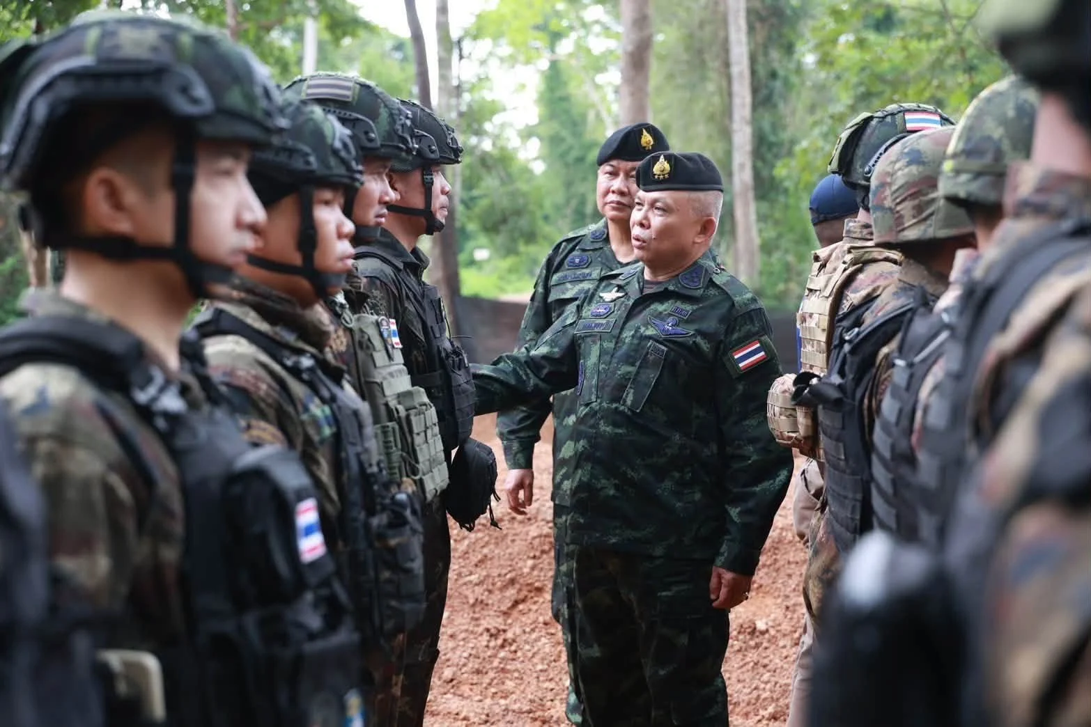 แม่ทัพภาค 2-3 ตรวจเยี่ยมแนวหน้า ปราสาทตาเมือนธม-ตาควาย น ให้กำลังใจกำลังพล