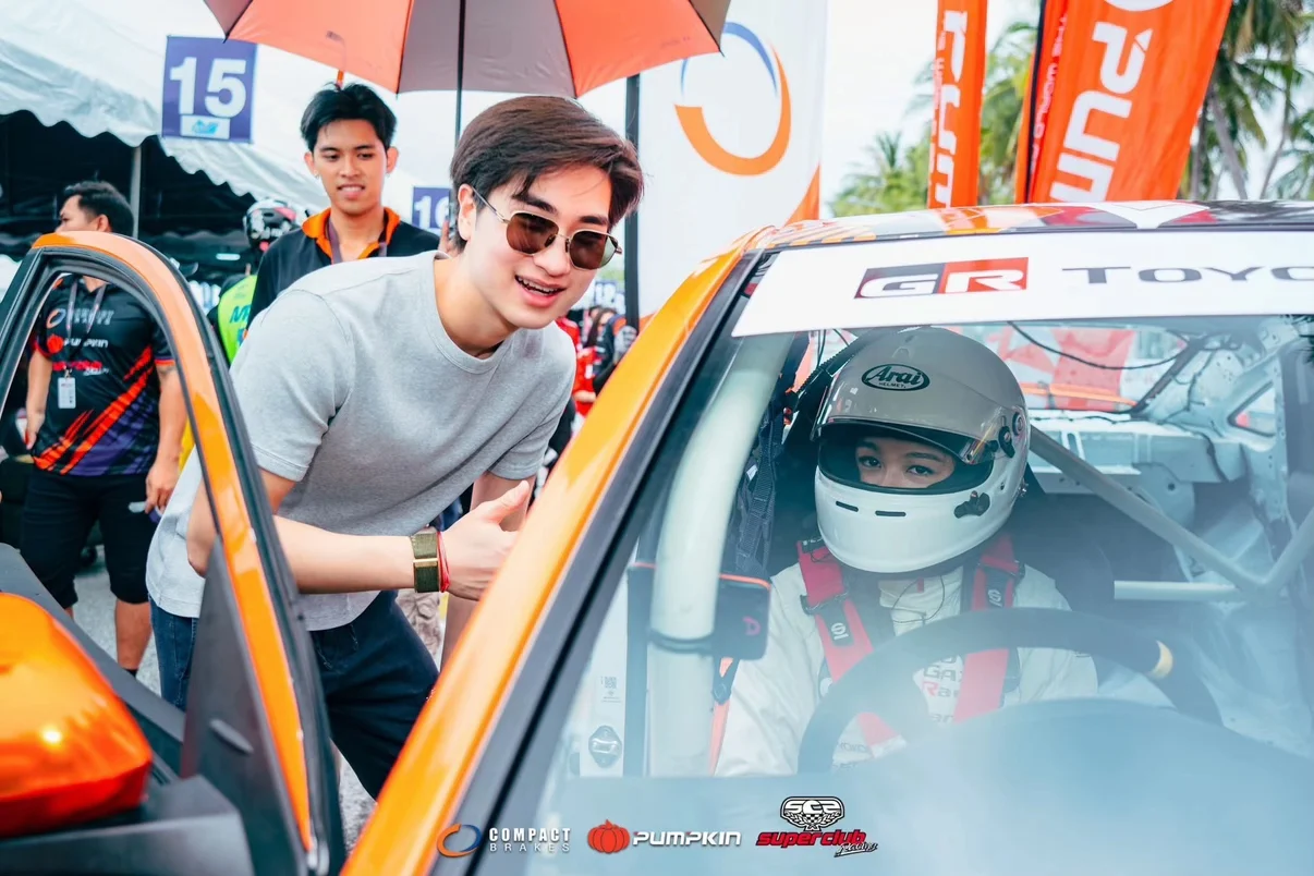 แฟนคลับแห่เชียร์ “โรเตอร์ ทองเจือ” ส่งกำลังใจชิดขอบสนามให้ “น้องแตงโม”
