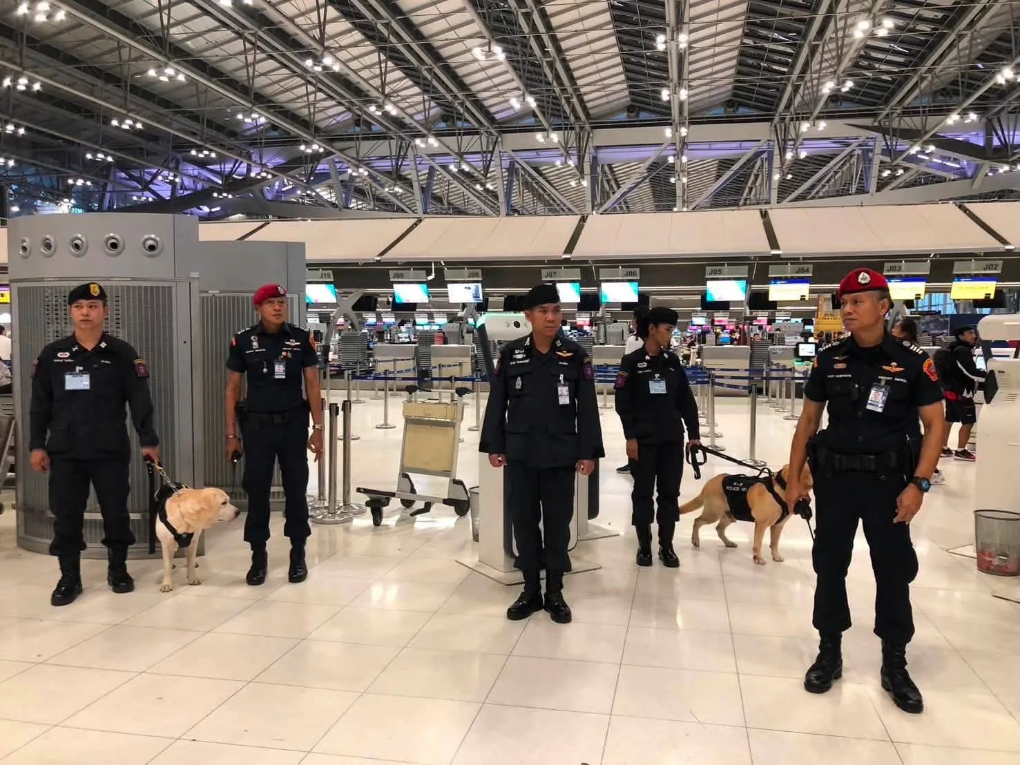 K9 ล็อกเป้าดมกลิ่น-เอกซเรย์สัมภาระผู้โดยสารขาออก