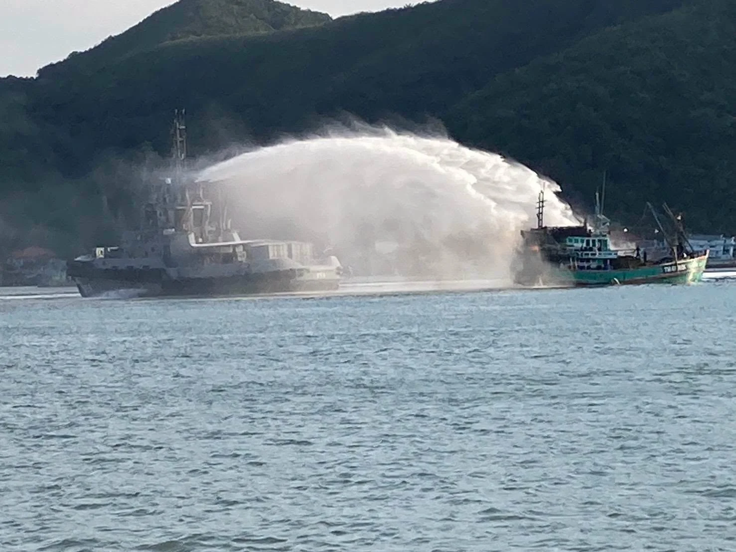 ไฟไหม้เรือประมงสงขลา ทัพเรือภาค 2 ส่ง ร.ล.หลีเป๊ะ 858 ช่วย 9 ลูกเรือปลอดภัย