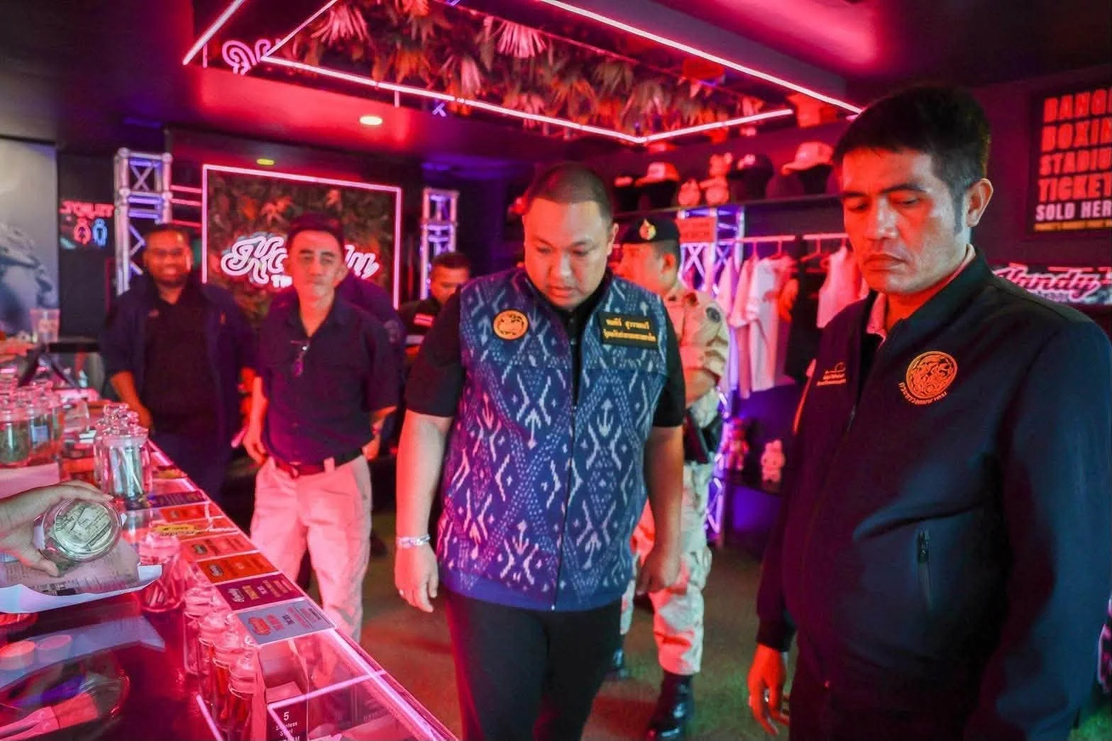 มท.2 ลงพื้นที่ภูเก็ต ปูพรมตรวจนอมินีต่างชาติ-สั่งปิดสถานประกอบการเถื่อน