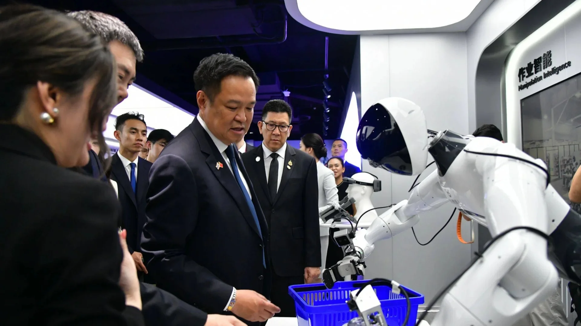 อนุทิน เยือน AgiBot เซี่ยงไฮ้ ดันไทยสู่ศูนย์กลางหุ่นยนต์