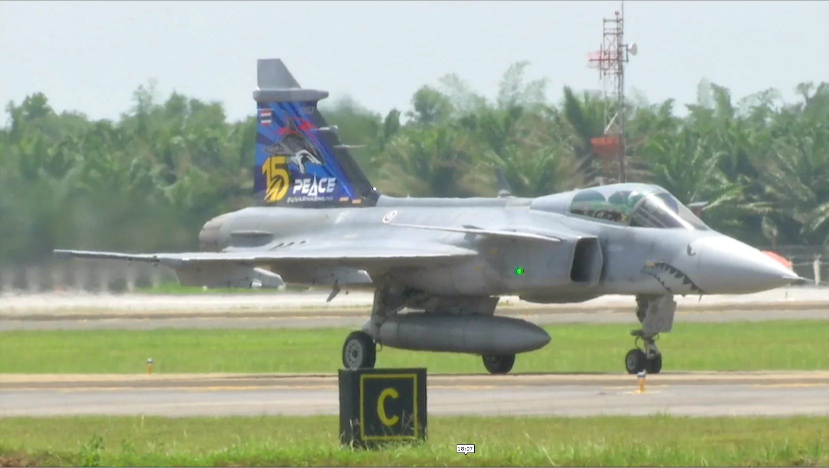 โชว์ศักยภาพเหนือน่านฟ้า! ทอ. จัดบินหมู่ Elephant Walk ตอกย้ำความพร้อมรบข้ามมิติ