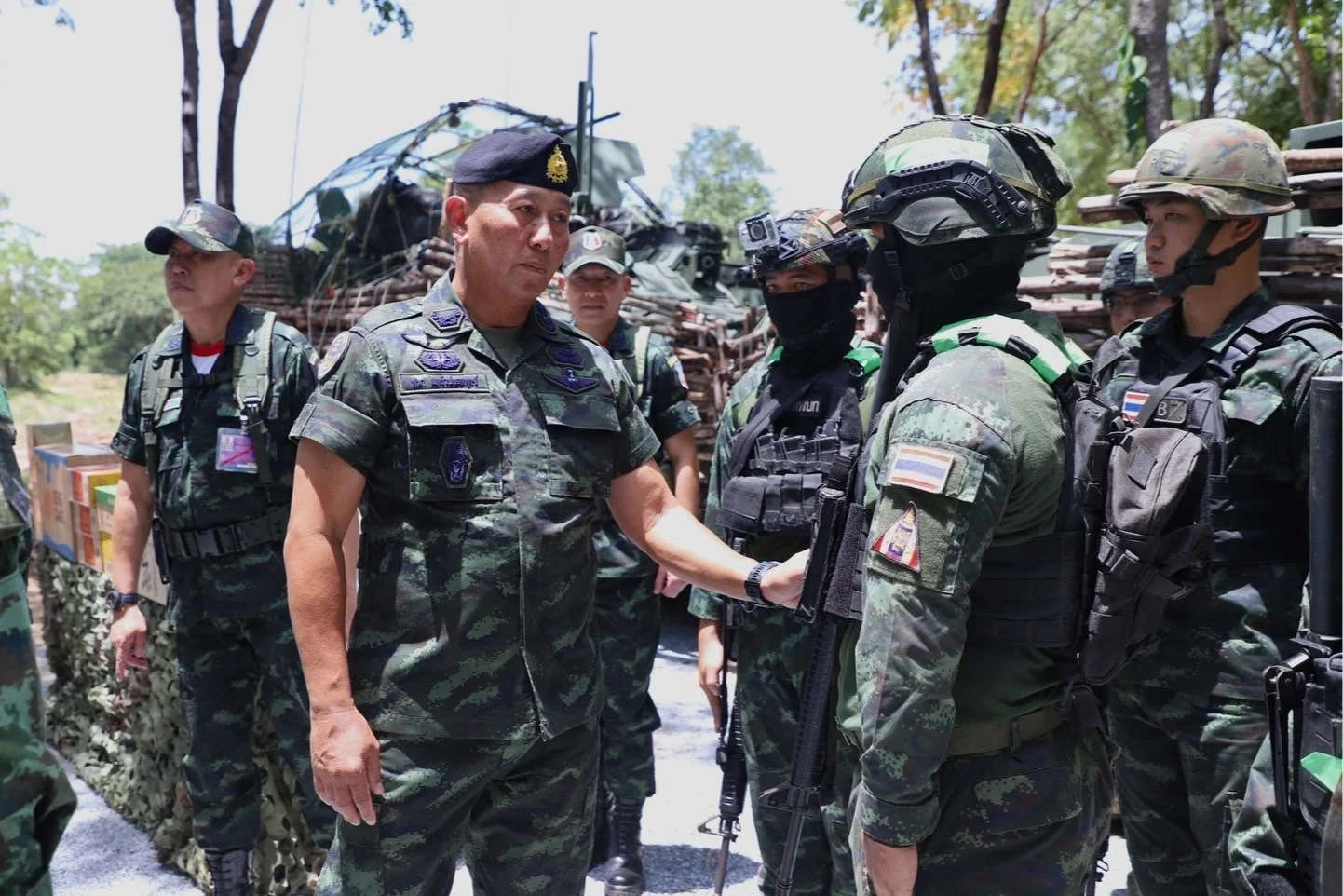 ผบ.ทบ. ลงพื้นที่ กกล.บูรพา และ กกล.สุรนารี ติดตามสถานการณ์ชายแดนไทย-กัมพูชา
