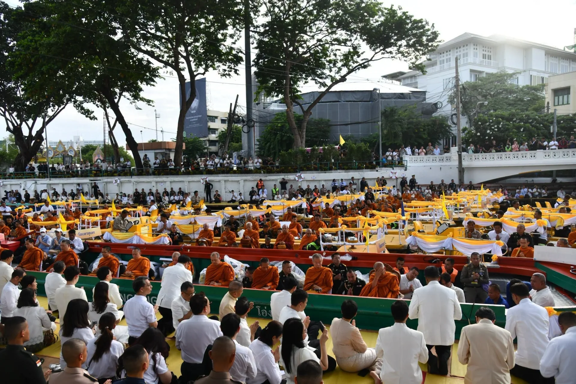 ตักบาตรทางเรือ “สายน้ำแห่งชีวิต ใต้ร่มพระบารมี สืบสานวิถีรัตนโกสินทร์”