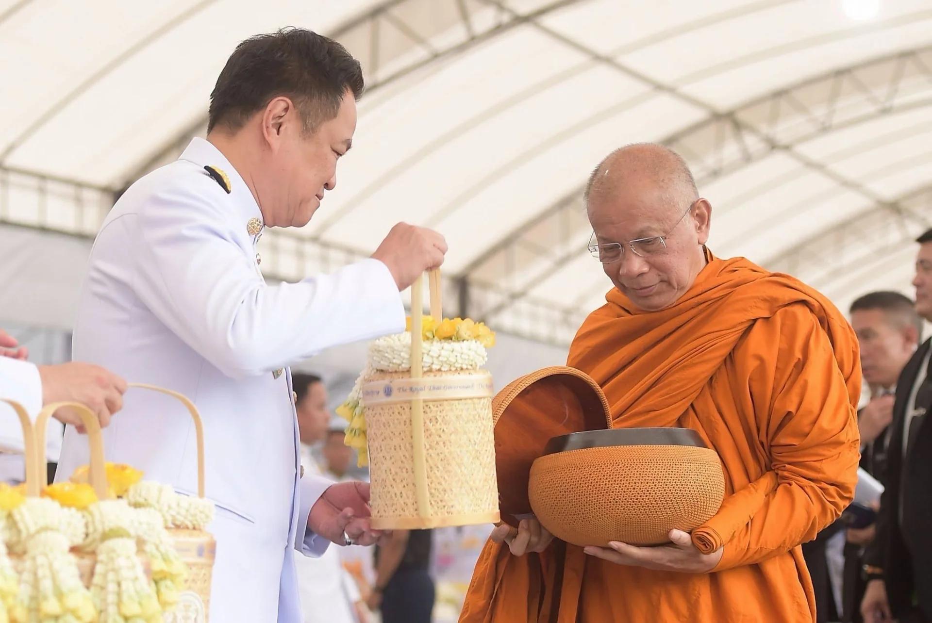 นายกฯ นำทำบุญตักบาตร เฉลิมพระเกียรติ 28 กรกฎาคม