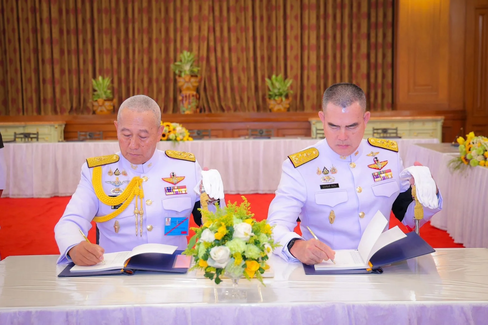 ผบ.ทบ. นำคณะลงนามถวายพระพรชัยมงคล 28 กรกฎาคม