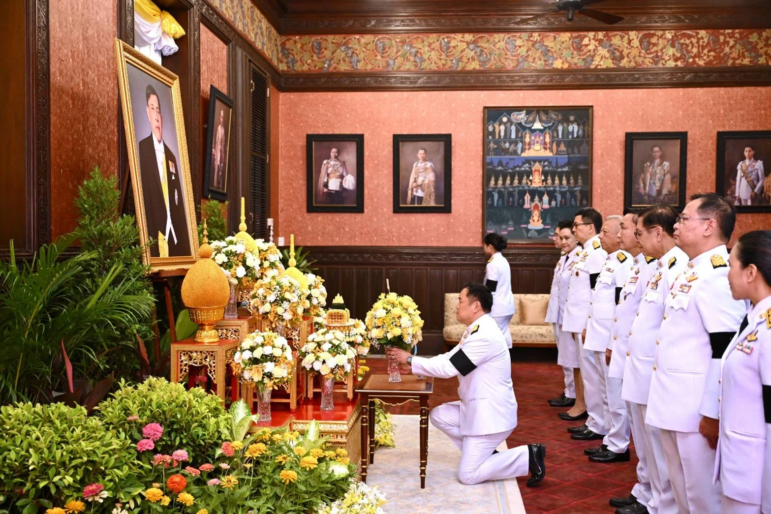 นายกฯ–ครม. ร่วมถวายพระพรพระบาทสมเด็จพระเจ้าอยู่หัว
