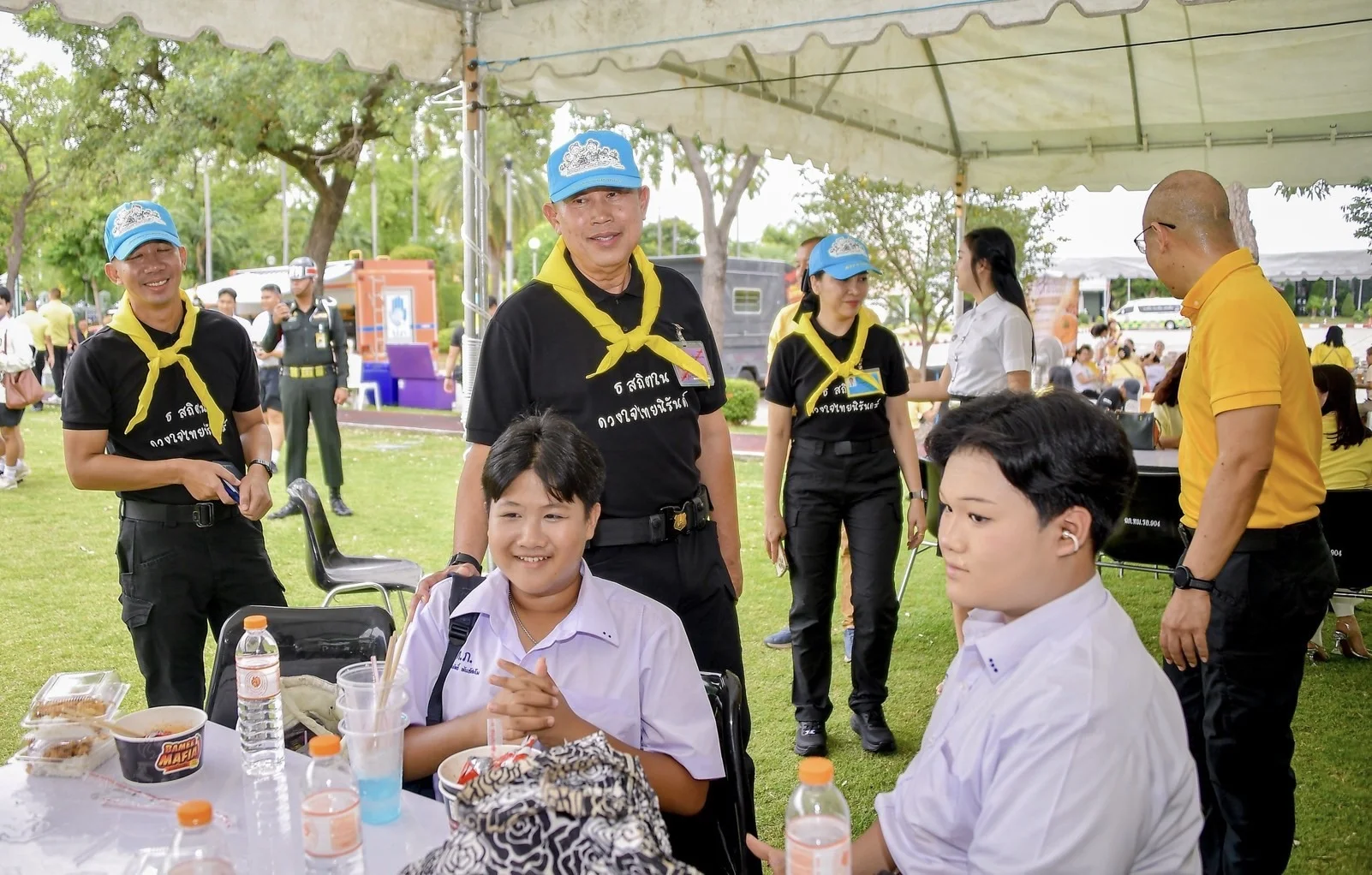 พสกนิกรพร้อมใจเฝ้าฯ รับเสด็จ ทภ.1 จัดจุดพัก–อาหาร ดูแลประชาชน