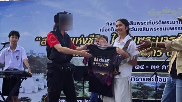 ดรามาประมูลเสื้อ “เนเน่ รอยัล”! ชายปริศนาชูป้าย 1.5 แสนลุกลี้ลุกลน สุดท้ายโอนไม่จริง
