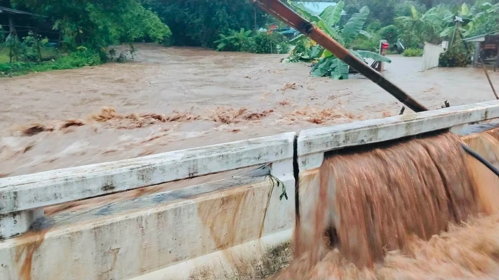 ฝนถล่มเชียงราย น้ำแม่กรณ์เอ่อล้น ท่วมชุมชน 4 หมู่บ้าน 