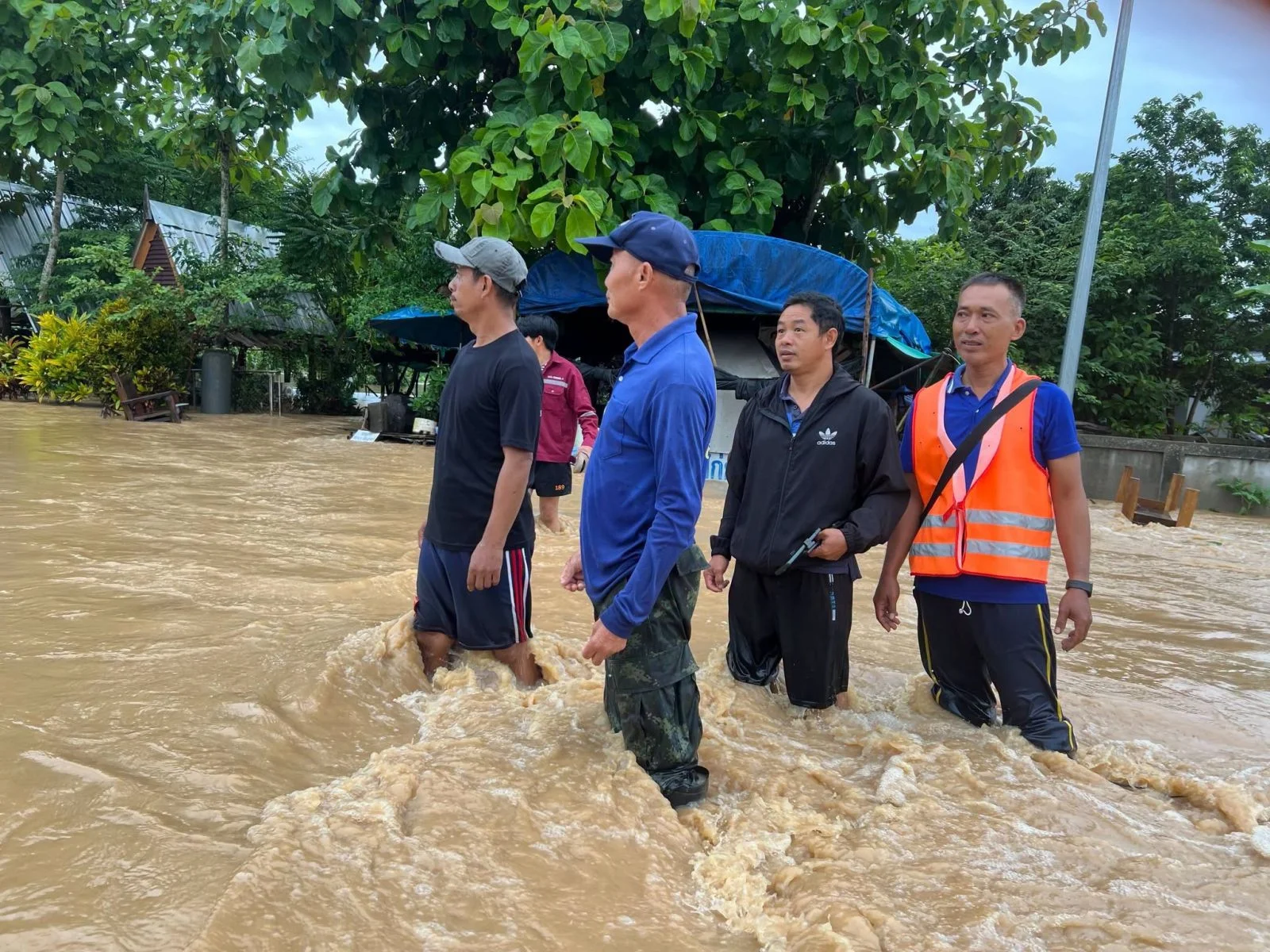 น้ำป่าหลากท่วม อ.ดอยหลวง จ.เชียงราย ช่วงเช้ามืด บ้านเรือนจมน้ำหลายหลัง