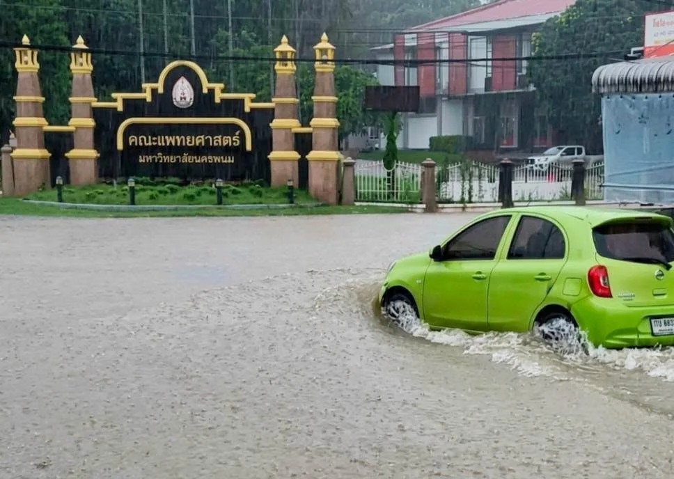 ฝนถล่ม 2 ชม.เกิน 100 มม. นครพนมเฝ้าระวังฝนซ้ำ หลังเร่งสูบน้ำจนเขตเมืองกลับสู่ปกติ 