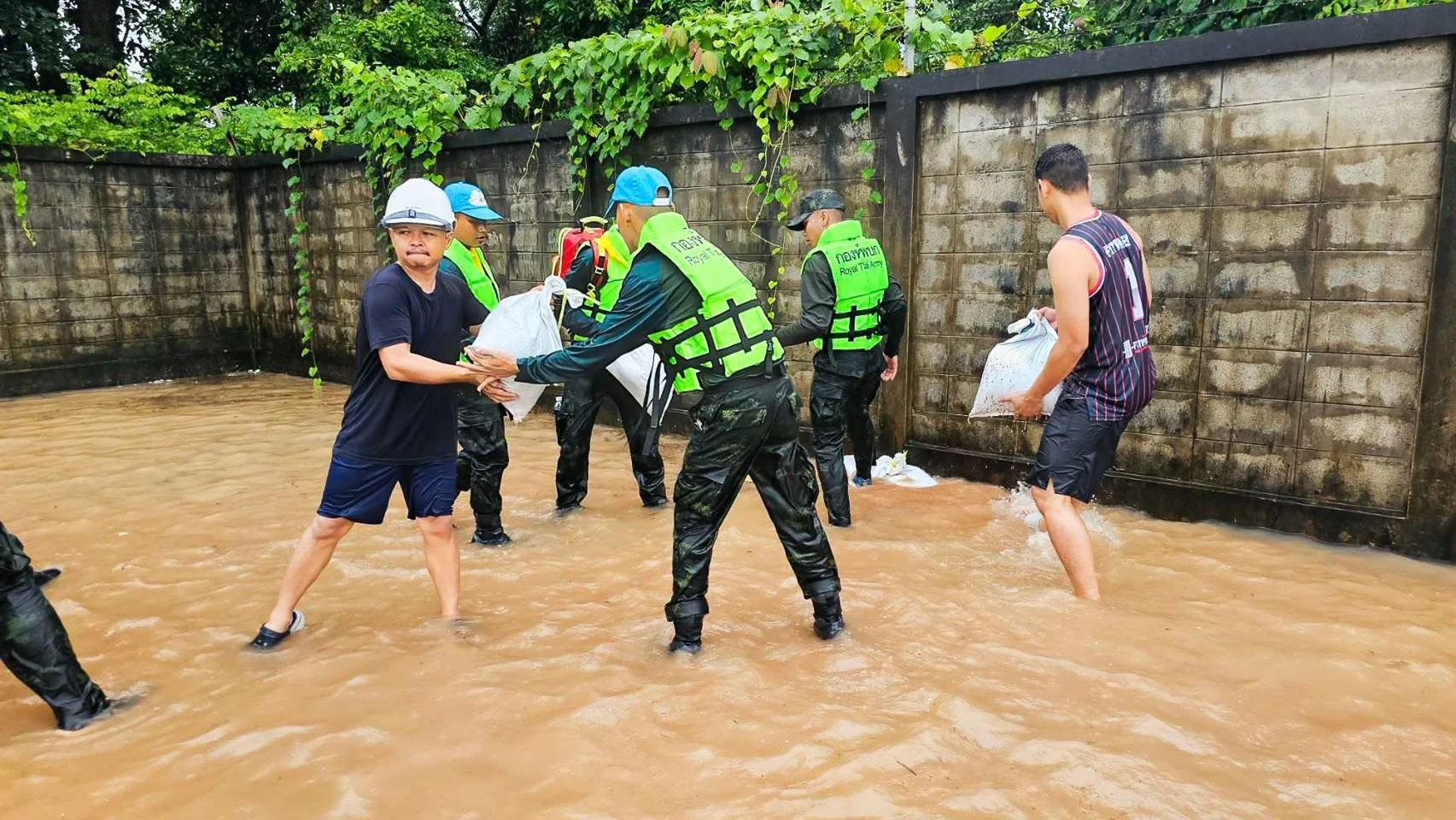 กองทัพบก เร่งช่วยเหลือประชาชน จ.นครพนม รับมือฝนตกหนักและระดับน้ำโขงเพิ่มสูง