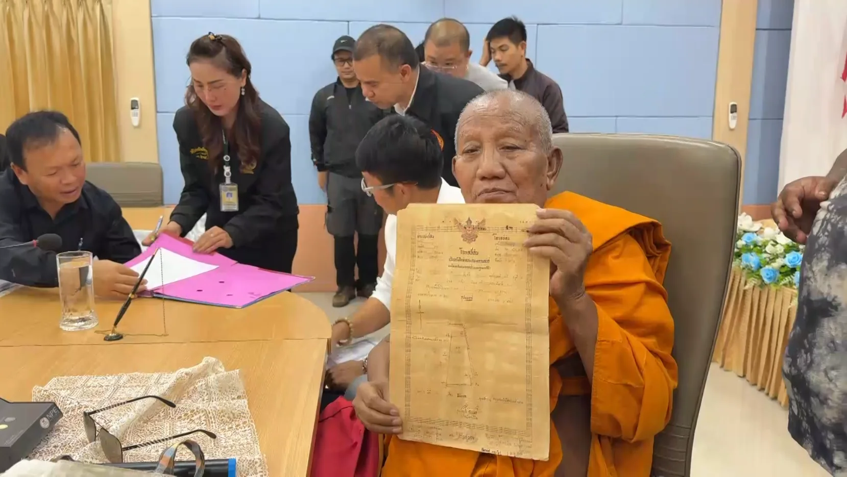 เจ้าอาวาสวัดป่าอดุลยาราม นำโฉนดจริง 21 ไร่ แสดงต่อที่ดินขอนแก่น ยื่นเปลี่ยนชื่อเป็นของวัด