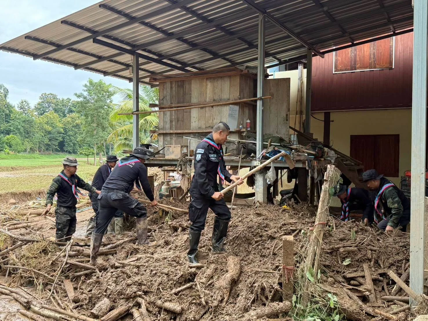 ทหารลุยล้างโคลน 6 จุด อ.ปัว เร่งคืนพื้นที่ให้ชุมชน