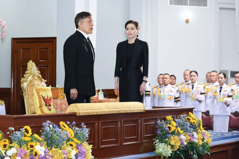 พระบาทสมเด็จพระเจ้าอยู่หัว และสมเด็จพระนางเจ้า ฯ พระบรมราชินี เสด็จลง ณ ศาลาดุสิดาลัย สวนจิตรลดา พระราชวังดุสิต
