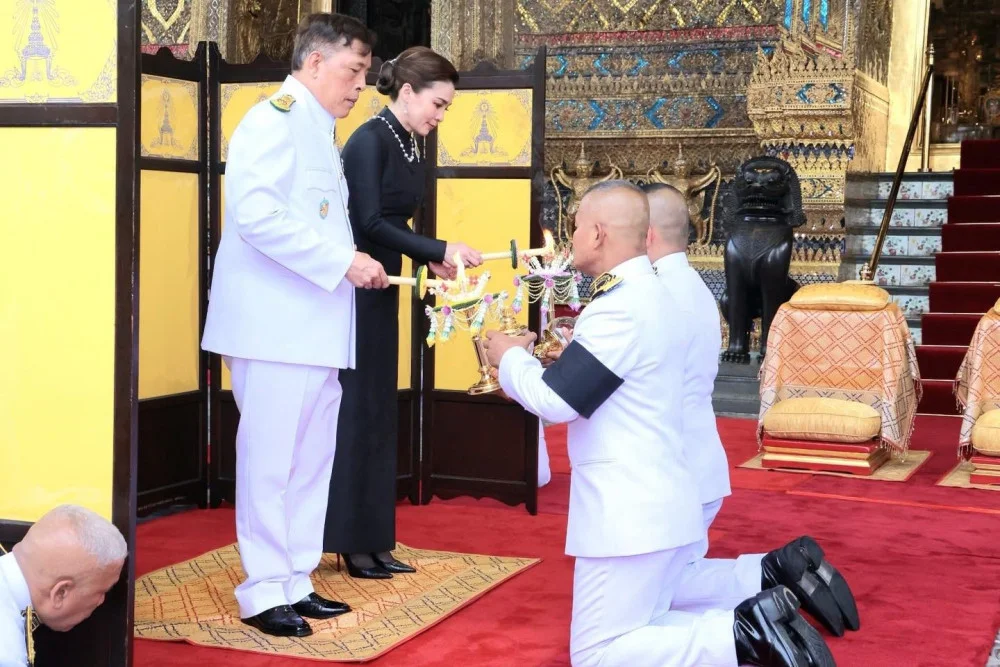 พระบาทสมเด็จพระเจ้าอยู่หัว และสมเด็จพระนางเจ้าฯ พระบรมราชินี เสด็จพระราชดําเนินไปในการ พระราชพิธีทรงบําเพ็ญพระราชกุศลวิสาขบูชา