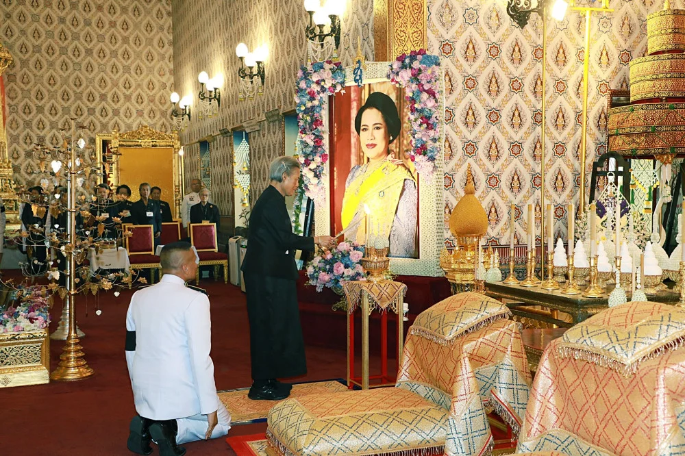 วันที่ ๒๕ พฤษภาคม ๒๕๖๙ กรมสมเด็จพระเทพรัตนราชสุดา ฯ เสด็จพระราชดําเนิน ไปในการบําเพ็ญพระราชกุศลถวายพระบรมศพ พระบรมราชชนนีพันปีหลวง