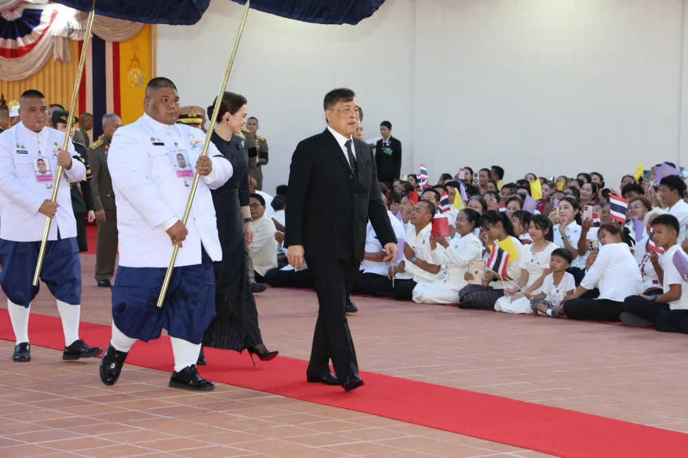 พระบาทสมเด็จพระเจ้าอยู่หัว และสมเด็จพระนางเจ้า ฯ พระบรมราชินี เสด็จพระราชดําเนินไปทรงประกอบพิธีตัดหวายลูกนิมิตพระอุโบสถ ณ วัดประชานิยม อําเภอเมืองกาฬสินธุ์ จังหวัดกาฬสินธุ์