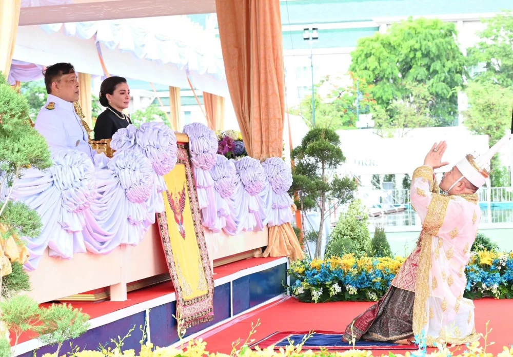 วันนี้ ๑๓ พฤษภาคม ๒๕๖๙ เวลา ๐๘.๓๔ น. พระบาทสมเด็จพระเจ้าอยู่หัว และสมเด็จพระนางเจ้า ฯ พระบรมราชินี เสด็จพระราชดําเนินไปในการพระราชพิธีจรดพระนังคัลแรกนาขวัญ พุทธศักราช ๒๕๖๙