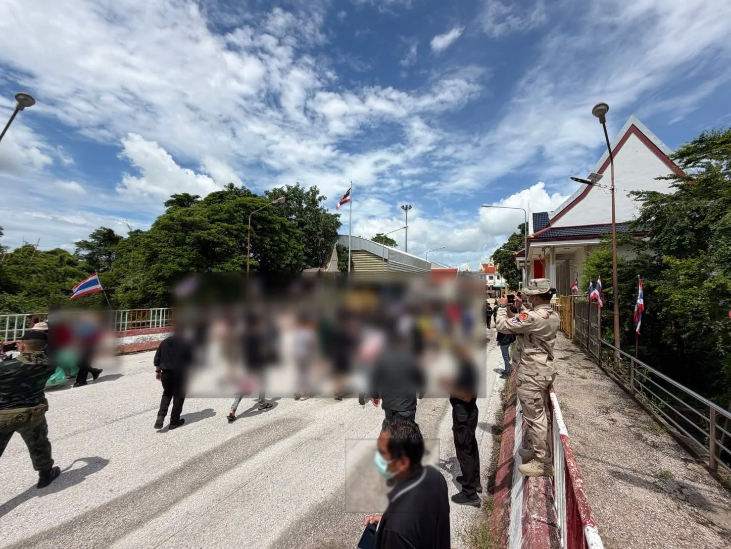 รับ 66 คนไทยกลับบ้าน ส่ง 69 กัมพูชาคืนประเทศ ผ่านด่านบ้านคลองลึก