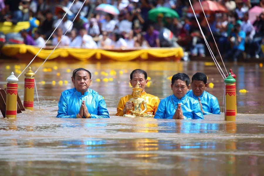 หนึ่งเดียวในโลก! ปักหมุดเยือนเพชรบูรณ์ สัมผัสความขลัง “ประเพณีอุ้มพระดำน้ำ” ตำนานกว่า 400 ปี 🌊✨
