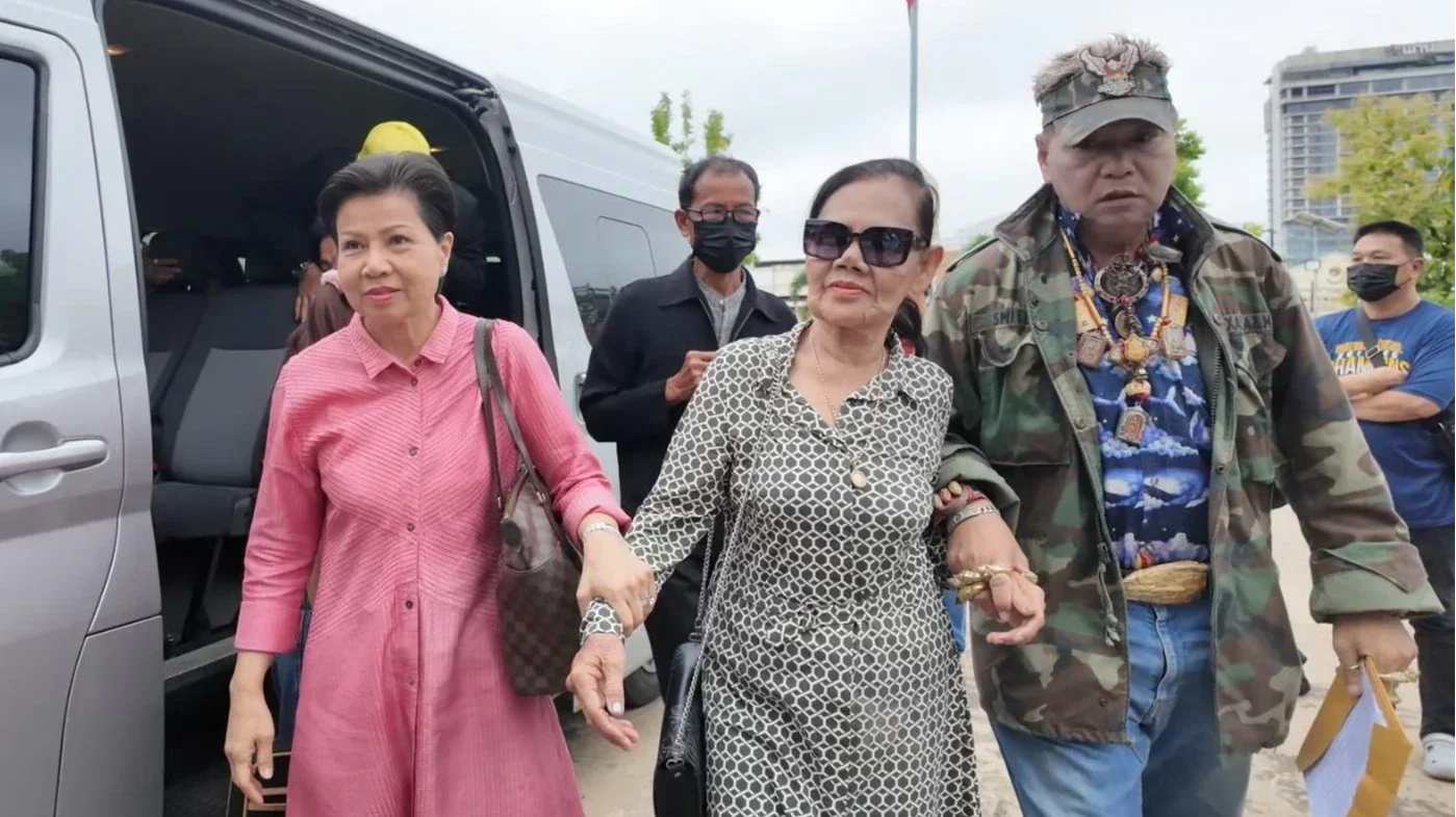 "ป้าดา-ป้าบัวไข" พร้อม "ลุงธานอส" เข้ารับทราบข้อกล่าวหา สภ.เมืองขอนแก่น