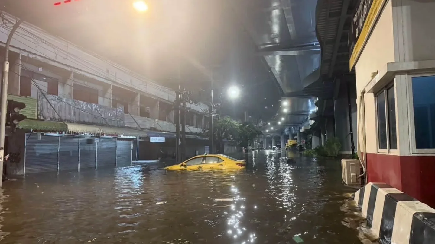🌧️ บางกะปิอ่วม! น้ำท่วมสูงถึงเอว รถเมล์โดนน้ำทะลัก สน.ลาดพร้าวเตือนเลี่ยงเส้นทาง