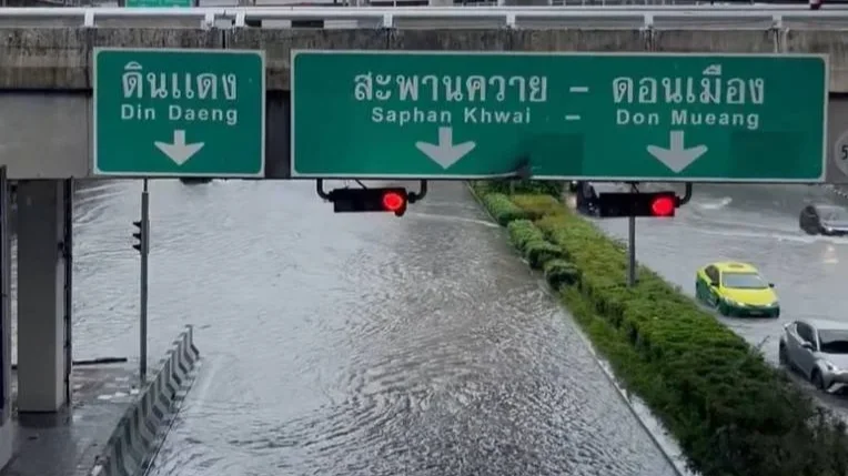 ห้าแยกลาดพร้าววิกฤต เซ็นทรัลเปิดพื้นที่จอดฟรี 1,500 คัน