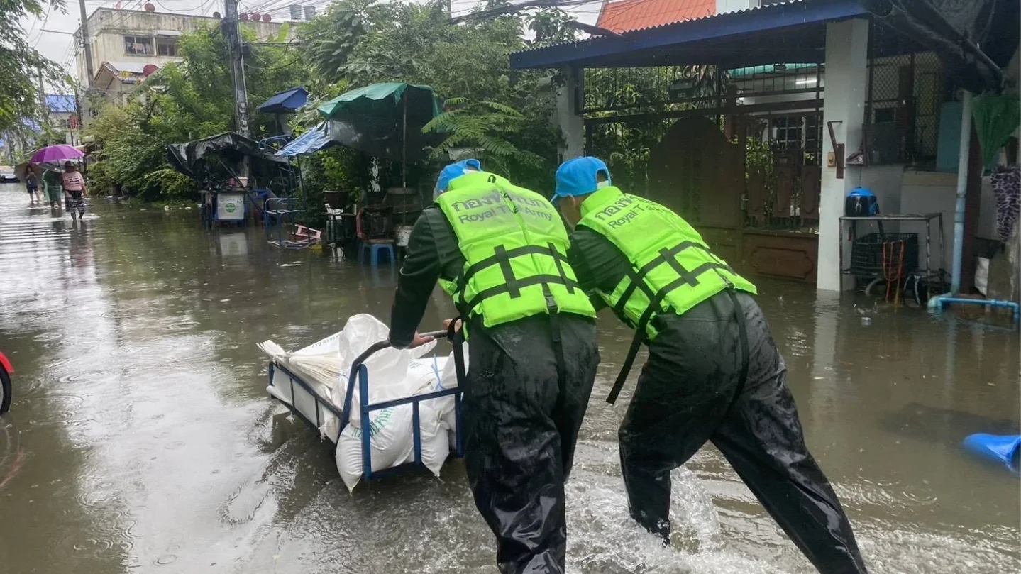 กองทัพช่วยเหลือประชาชน รับมือน้ำท่วมขังพื้นที่ กทม.