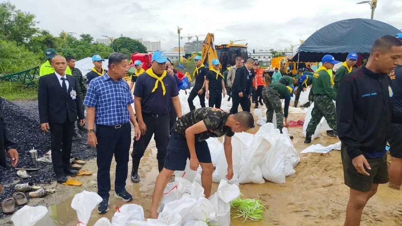 “พล.ท.อดุลย์”  ลุยแจ้งวัฒนะ สั่งกองทัพเร่งช่วยน้ำท่วม เปิดค่ายจอดรถ-ศูนย์พักพิง
