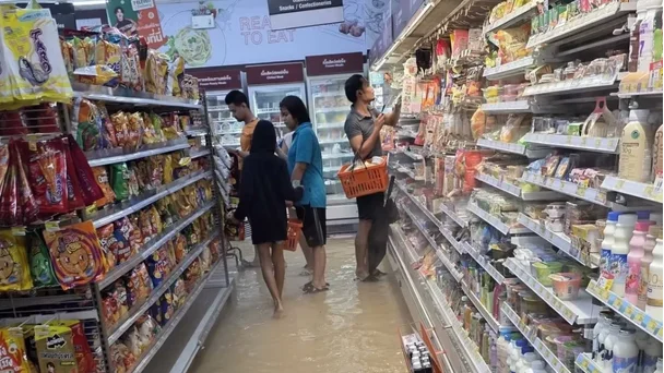 วิถีชีวิตช่วงน้ำท่วม คนกรุงเร่งซื้ออาหาร น้ำดื่ม ของใช้จำเป็น