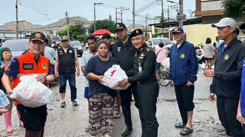 ทหาร มทบ.14 เร่งช่วยน้ำท่วมชลบุรี ขนย้ายประชาชน-แจกถุงยังชีพ
