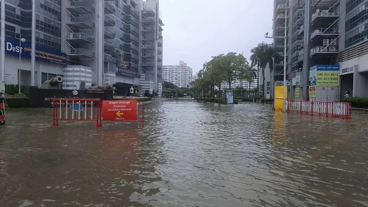 ล่าสุด! เมืองทองธานี น้ำยังท่วมขัง
