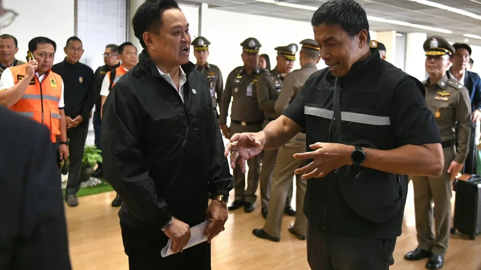 นายก ถึงไทยแล้ว เร่งแก้ปัญหาน้ำท่วม พร้อมห้าม ครม.ไปต่างประเทศ