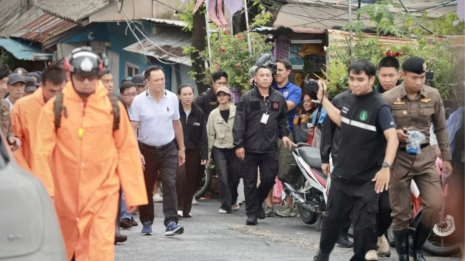 “อนุทิน”  ลงพื้นที่หลักสี่ตรวจน้ำท่วม–ให้กำลังใจผู้ประสบภัย ก่อนเข้าศูนย์ ปภ.ติดตามสถานการณ์ทั่วประเทศ