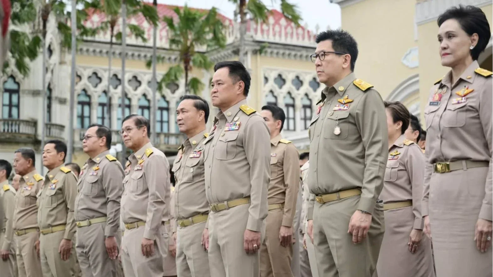 นายกฯ นำ คณะรัฐมนตรี ยืนตรง เคารพธงชาติ ร้องเพลงชาติ 'วันพระราชทานธงชาติไทย' 