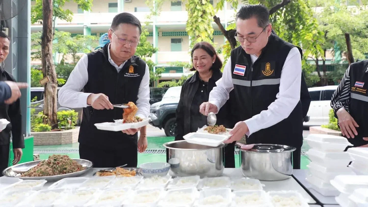 ศธ. รวมพลังสู้ภัยน้ำท่วม! “ประเสริฐ” ลงพื้นที่ รร.พญาไท ลุยคาราวานน้ำใจ แจกข้าวกล่อง-ถุงยังชีพช่วยสถานศึกษา กทม.