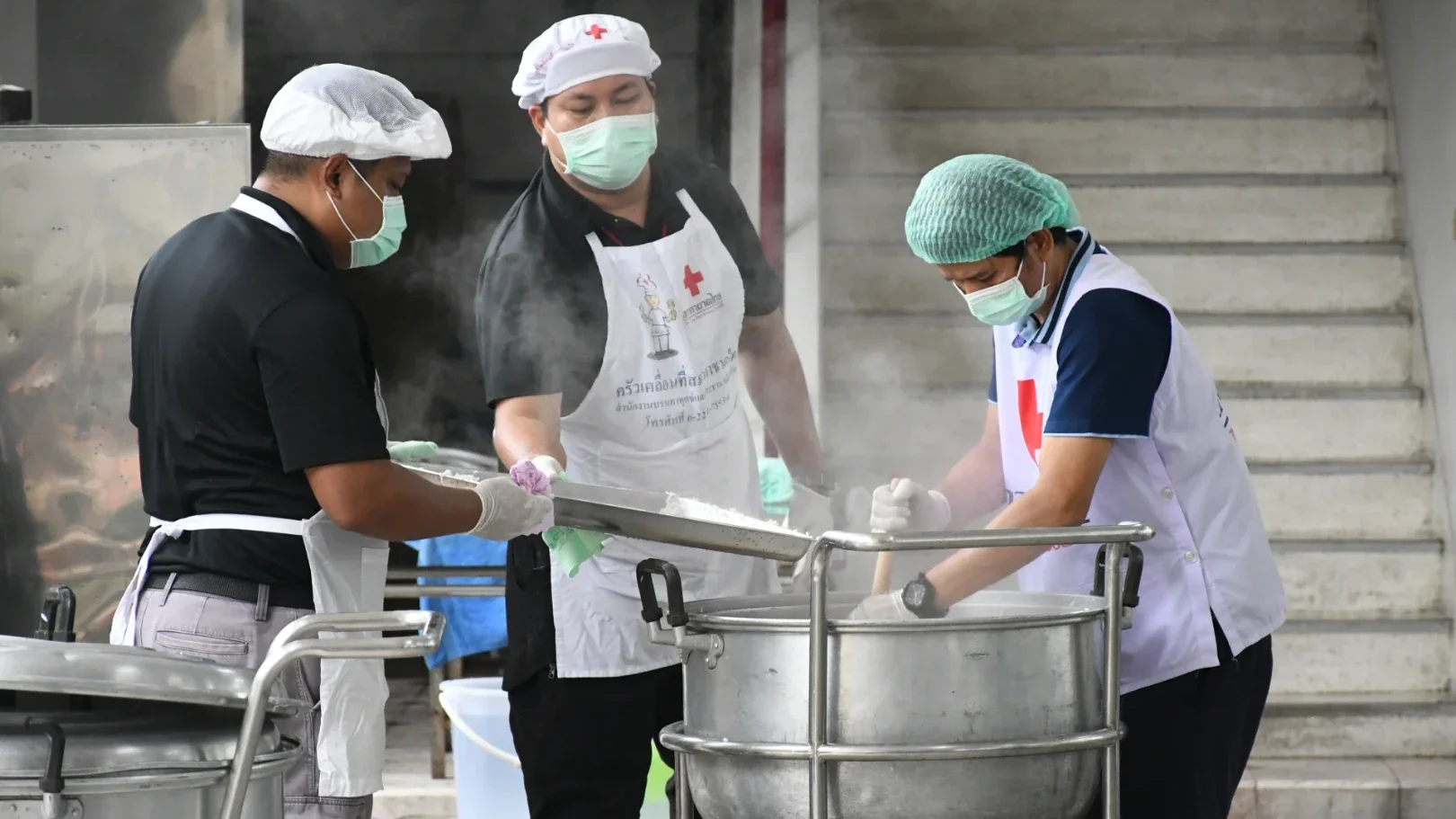 หน่วยครัวเคลื่อนที่สภากาชาดไทย เร่งปรุงอาหารช่วยเหลือผู้ประสบอุทกภัยในพื้นที่กรุงเทพมหานคร