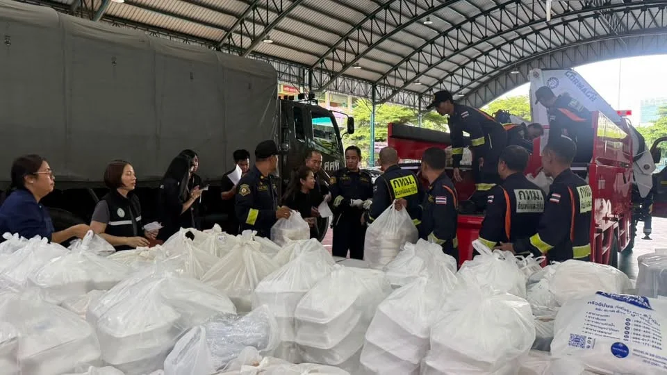 กทม. ระดมกำลังผลิตอาหาร–แพ็กถุงยังชีพ เร่งส่งตรงความช่วยเหลือถึงเขตพื้นที่ประสบภัยวิกฤต