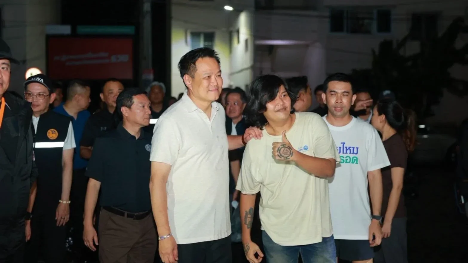 นายกฯ ลุยน้ำเยี่ยมชาวเอื้ออาทรบางเขน สั่งทุกหน่วยเร่งช่วยเหลือ