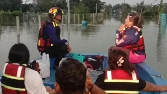  บางคล้าอพยพกลางดึก หนีน้ำบางปะกง น้ำขึ้นเร็ว ชาวบ้านกว่า 100 คนเข้าศูนย์พักพิง