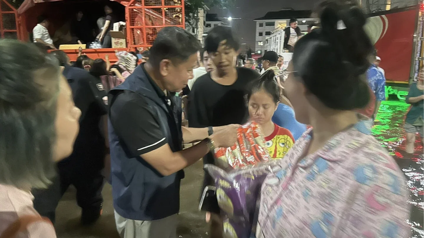 กองทัพเคียงข้างประชาชน! รมว.กลาโหม ลุยน้ำท่วมเคหะฯ เอื้ออาทรคลองถนน เขตสายไหม กลางดึก