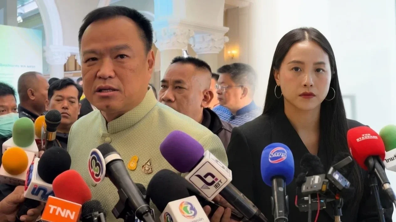 ‘อนุทิน’ โต้ ‘ไอซ์ รักชนก’ ปมแจกเงินน้ำท่วม ยันมาจากเงินเดือน