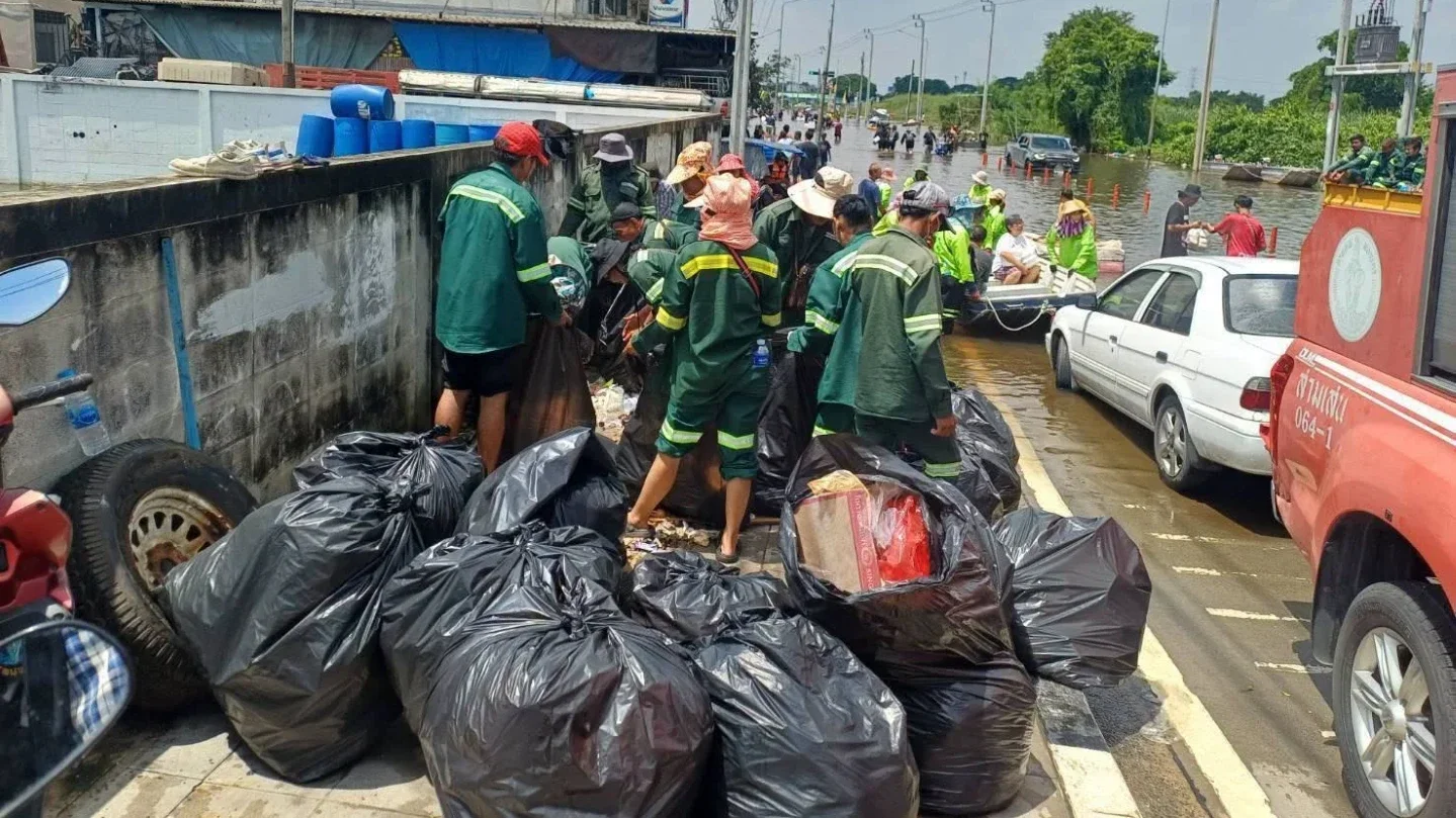 กทม. ลุยเก็บขยะน้ำท่วมลาดกระบัง วอนรับบริจาคเรือท้องแบนขนาดเล็ก
