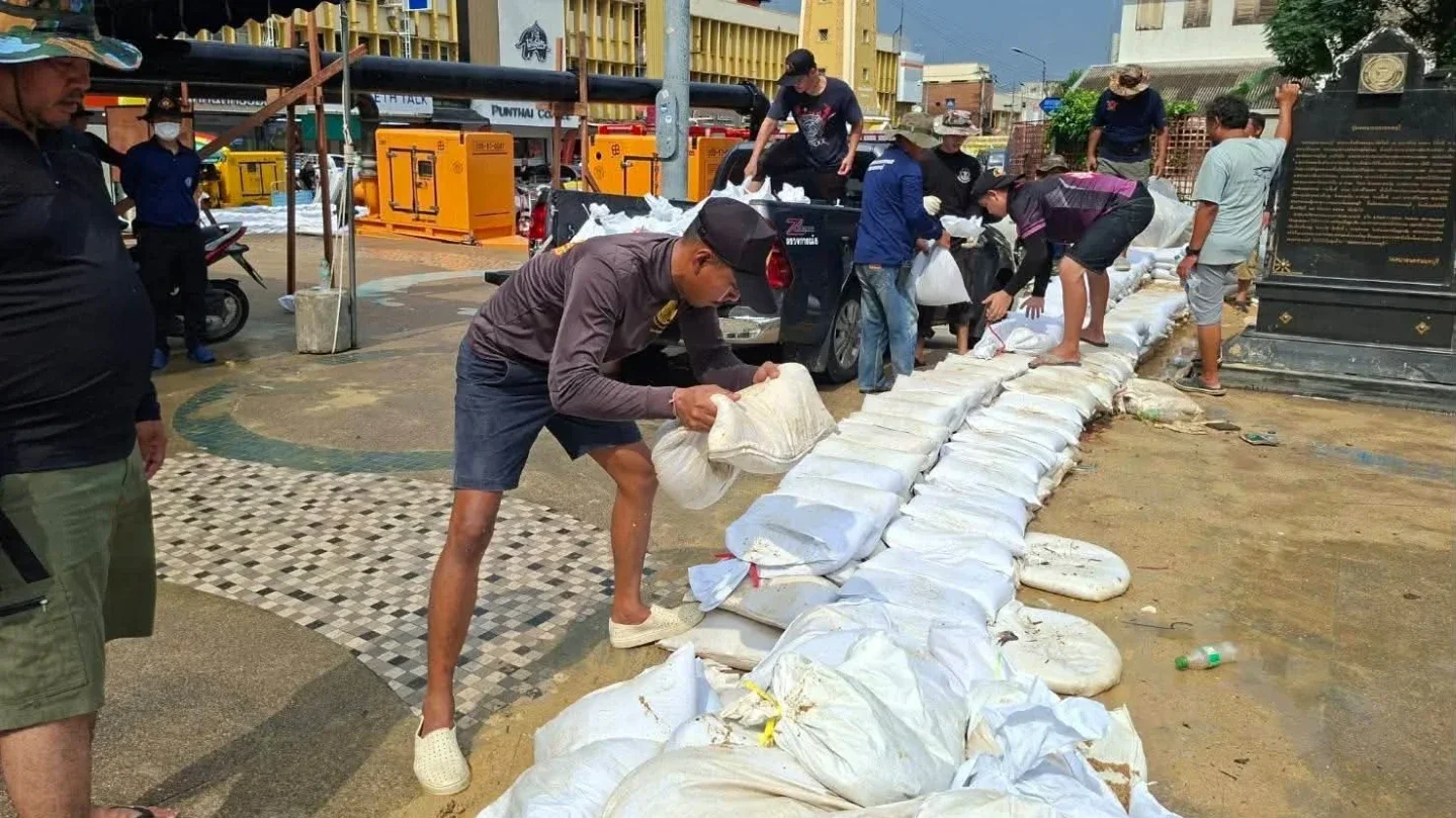 นนทบุรี พร้อม 100%! ตั้งคันกั้นน้ำ 7 ชั้น รับมือน้ำเจ้าพระยาแตะ 2.5 เมตร