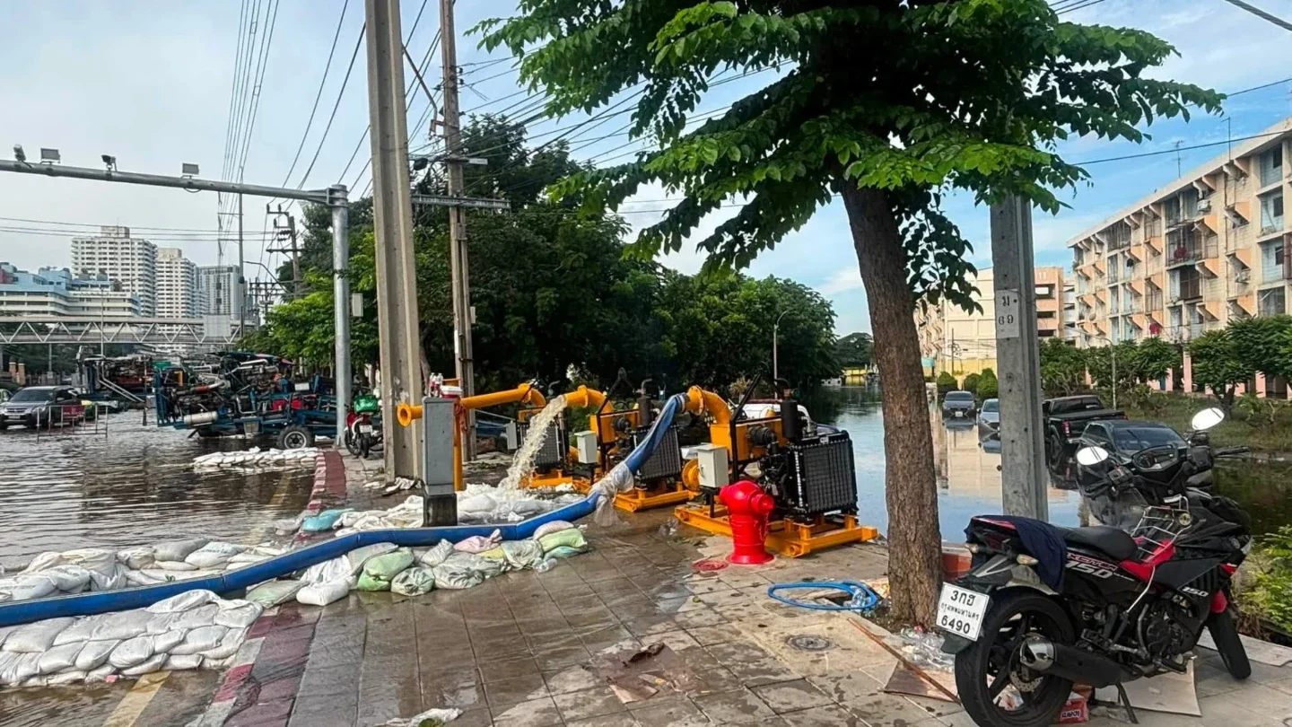 แฟลตคลองจั่นเริ่มคลี่คลาย ปรับจากเรือเป็นรถ–เสริมเครื่องสูบเล็กเร่งระบายน้ำค้าง