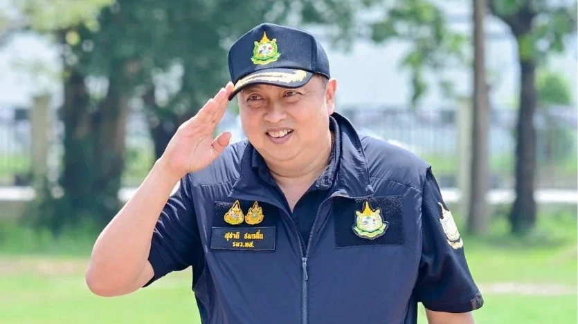 “สุชาติ” ผนึกกำลังรถประกอบอาหารพระราชทาน ส่งอาหารทางเรือ ชุมชนลาดกระบัง